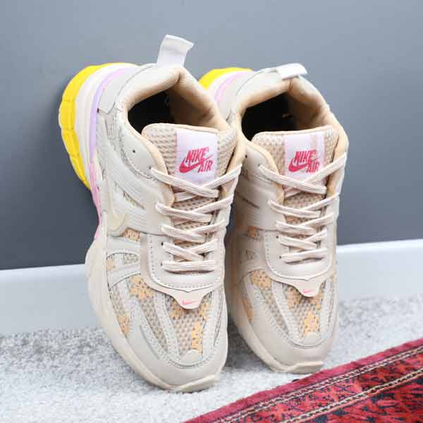 کتونی اسپرت نایک V2k گلدار کرم زرد سورنا