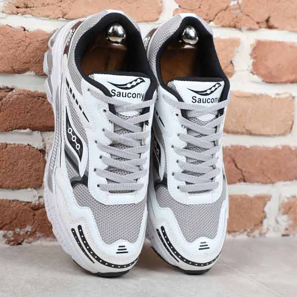 کتونی مردانه ساکانی سفید طوسی مشکی Advin برند : ساکانی نوع کالا : ( اسپرت - راحتی - دویدن - باشگاه - استفاده روزمره - پیاده روی ) مدل کالا : بندی رنگ : سفید طوسی مشکی دوخت : داخل جنس زیره : ایربولینگ جنس رویه :  ورنی + تور